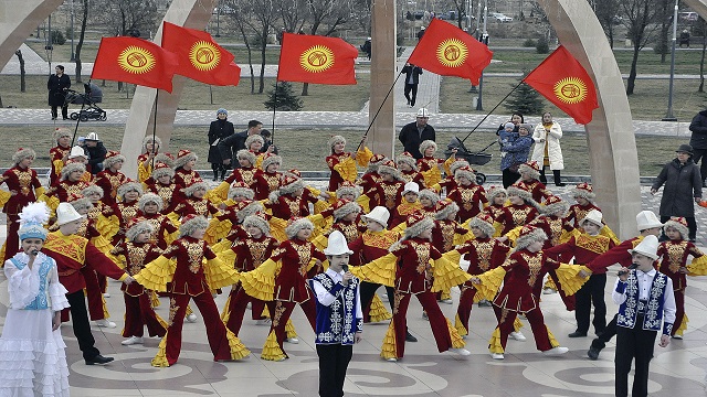 kirgizistanda-5-mart-milli-ak-kalpak-gunu-gecit-toreni-ile-kutlandi