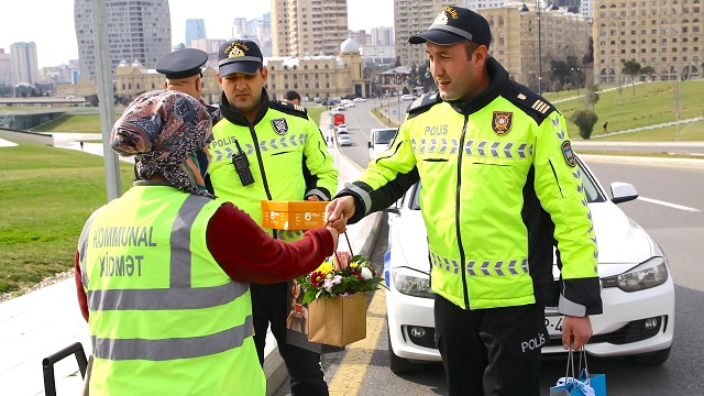 baku-polisinden-temizlik-gorevlisi-kadinlara-surpriz