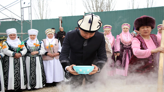 kirgizistanda-nevruz-bayrami-tatlisi-sumolok-pisirilmeye-baslandi