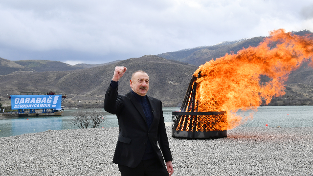 azerbaycan-cumhurbaskani-aliyev-karabagda-nevruz-atesini-yakti