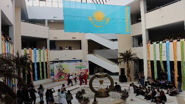 kazakistan-da-nevruz-dolayisiyla-ogrenciler-universiteye-mill-kiyafetlerle-gidi