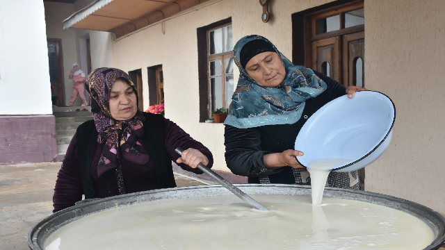 ozbeklerde-nevruzda-sumelek-yapma-gelenegi-yuzyillardir-suruyor