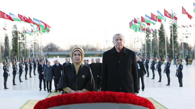 erdogan-ozbekistandaki-bagimsizlik-anitina-celenk-sundu