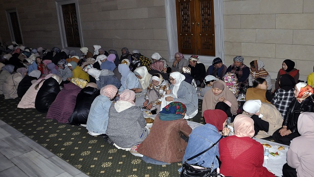 turkiye-kirgizistanin-baskenti-biskekte-toplu-iftar-verdi