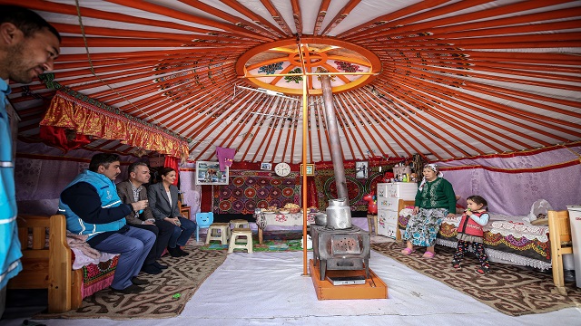 mogolistanda-ramazan-yardimlari-ihtiyac-sahiplerini-sevindirdi