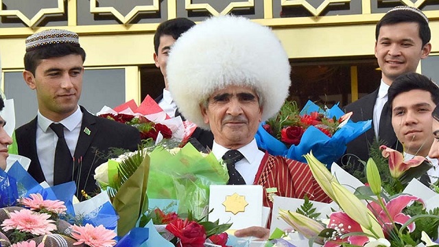 turkmenistan-in-efsane-heykeltrasi-saragt-babayev