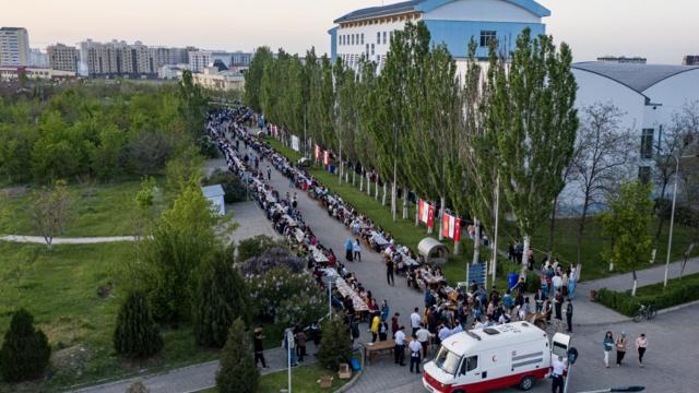 kirgizistanin-ilk-universite-sokak-iftari-manasta-duzenlendi