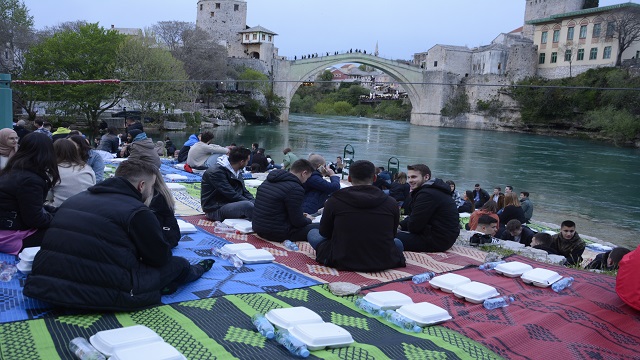 mostar-koprusunun-altinda-1000den-fazla-genc-iftar-yapti