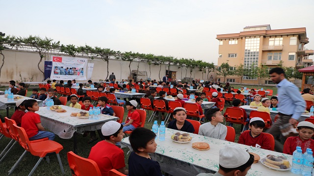 tika-afganistandaki-yetim-ve-ogrencilere-iftar-verdi