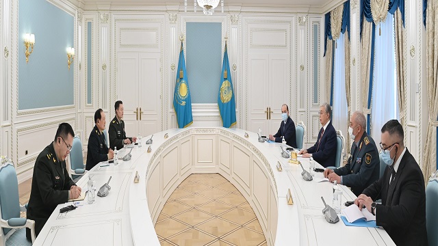 kazakistan-cumhurbaskani-tokayev-cin-savunma-bakani-wei-ile-gorustu