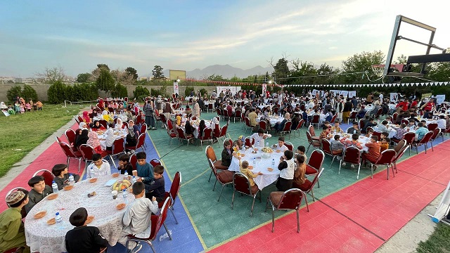 turk-kizilay-afganistandaki-yetim-ve-yoksullara-iftar-verdi