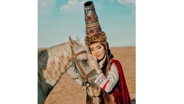 kirgizlarin-geleneksel-kadin-basliklari