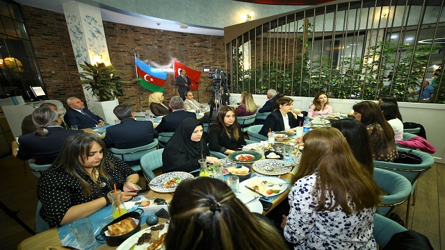 azerbaycanli-turkiye-mezunlari-iftarda-bulustu