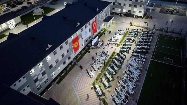 kirgizistanda-turkiye-maarif-vakfindan-iftar-programi