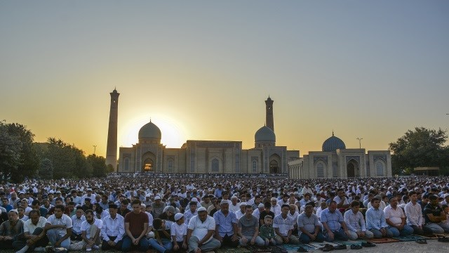 ozbekistanda-ramazan-bayrami-namazi-kilindi
