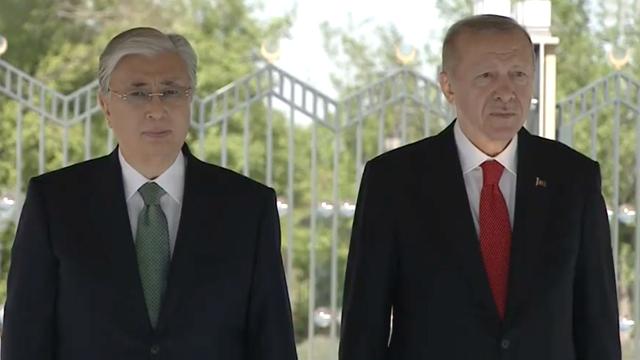 cumhurbaskani-erdogan-kazakistan-cumhurbaskani-tokayevi-resmi-torenle-karsilad