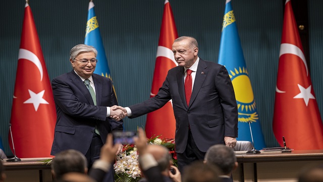 cumhurbaskani-erdogan-kazakistan-cumhurbaskani-tokayev-onuruna-yemek-verdi