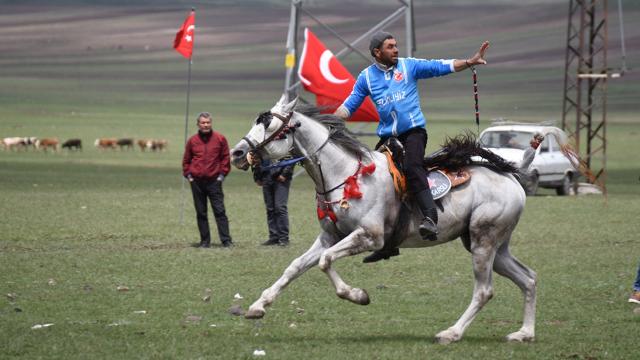 ciritciler-bu-kez-yesil-ovada-at-kosturdu