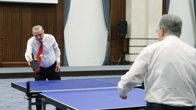 erdogan-ve-tokayev-masa-tenisi-oynadi
