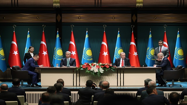 turkiye-ile-kazakistan-arasinda-15-anlasma-imzalandi