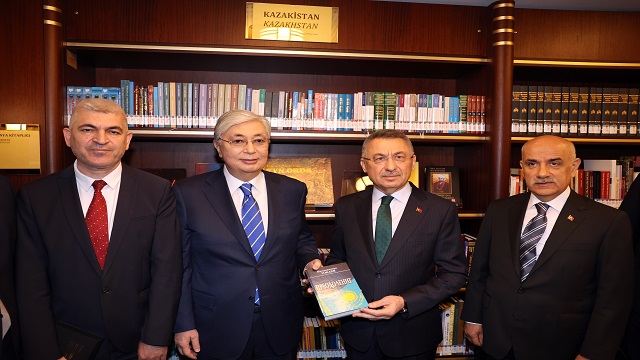 kazakistan-cumhurbaskani-tokayev-millet-kutuphanesini-ziyaret-etti