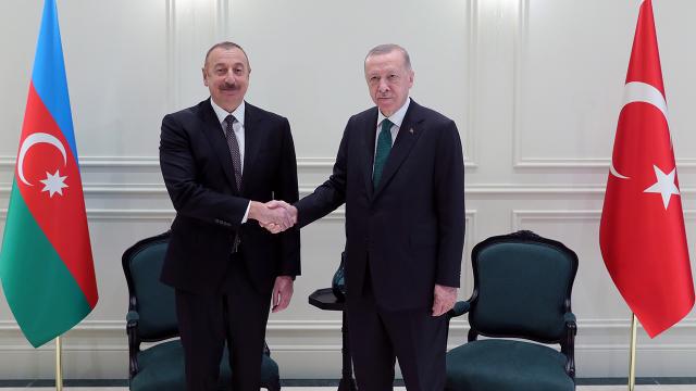 cumhurbaskani-erdogan-azerbaycan-cumhurbaskani-aliyev-ile-calisma-yemeginde-bir