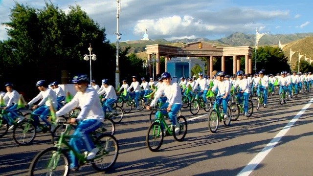 turkmenistanda-bisiklet-turu-duzenlendi