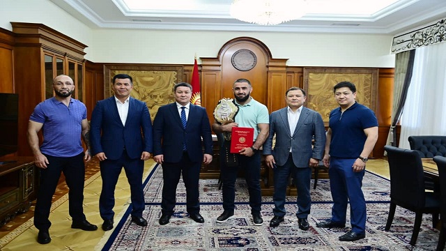 mma-sporcusu-ahiska-turku-abbasov-maclarina-kirgiz-ve-turk-bayragi-ile-cikiyor