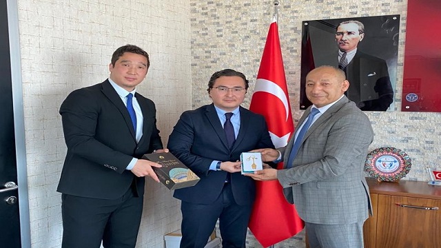 kazak-yetkililer-turkiye-halter-federasyonunu-ziyaret-etti