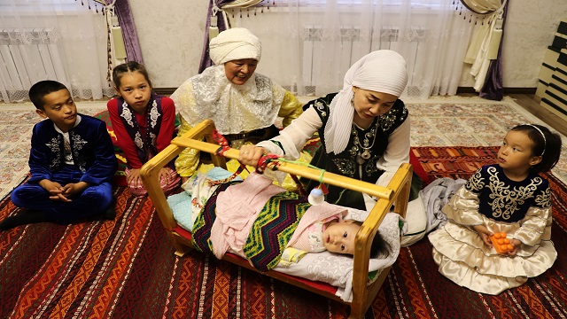 kazakistanin-mangistau-bolgesinde-yasayan-aileler-orf-ve-adetlerden-vazgecmiyor