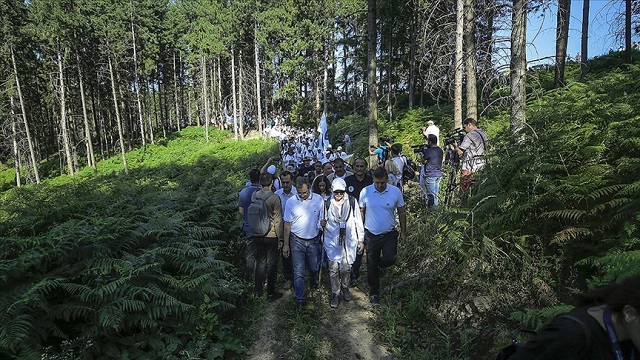 srebrenitsada-binlerce-kisinin-katilimiyla-olum-yolunda-baris-yuruyusu-yarin