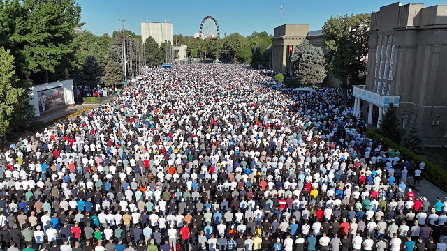 kirgizistanda-kurban-bayrami-namazi-kilindi