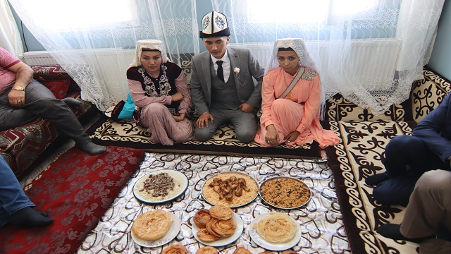 vana-40-yil-once-yerlestirilen-kirgizlar-renkli-geleneklerini-surduruyor