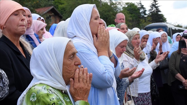 srebrenitsa-soykirimi-kurbanlarinin-yakinlari-sevdiklerinin-katledildikleri-yerl