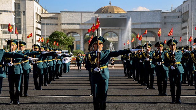 kirgizistan-muhafiz-birliginin-30-kurulus-yil-donumunde-parasut-gosterisi