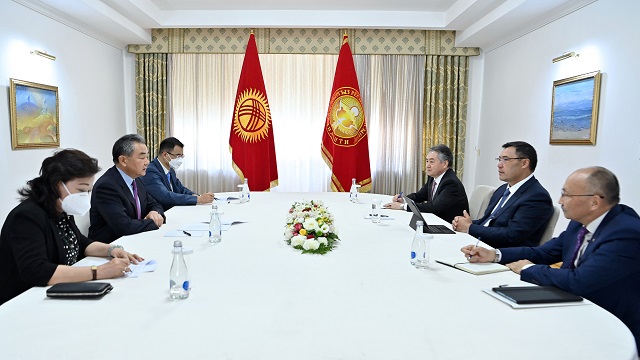 kirgizistan-cumhurbaskani-caparov-cin-disisleri-bakani-vang-ile-gorustu