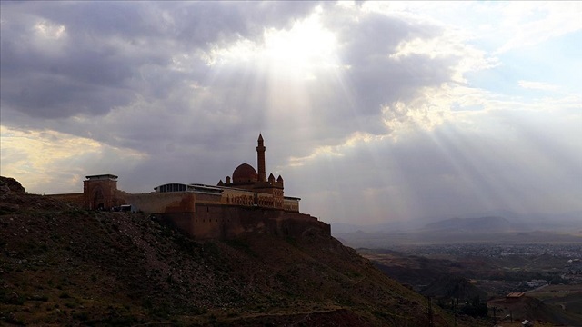 osmanlinin-yillara-meydan-okuyan-sarayi-ishak-pasa