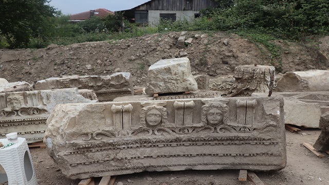 duzcedeki-antik-kentte-mermer-blok-ve-mimari-figurler-bulundu