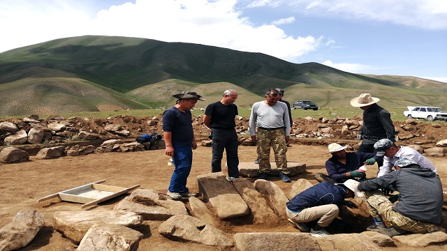 kirgizistandaki-kazilarda-tarihi-ve-kulturel-mirasa-ait-44-obje-bulundu