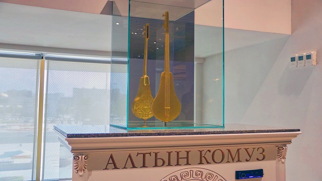 kirgizistanda-altin-kaplamali-komuz-milli-tarih-muzesinde-yerini-aldi
