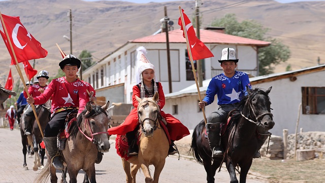 vanda-yasayan-kirgiz-turkleri-40-yil-kultur-senligi-duzenledi