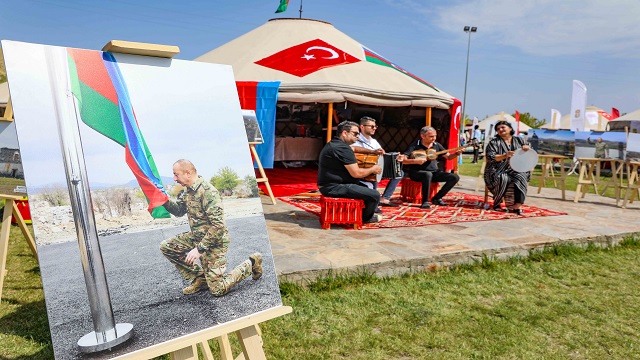 azerbaycanlilar-karabag-zaferindeki-gururu-malazgirtte-de-yasiyor