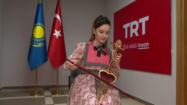 kazak-sanatci-caldigi-kopuzla-ulkesini-tanitiyor