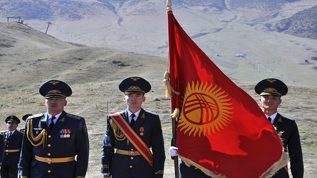 kirgizistan-bayragi-ulkenin-bagimsizliginin-31-yil-donumunde-tanri-daglarinda