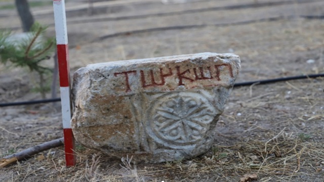 konyadaki-antik-kazida-turk-ibaresi-yer-alan-yazit-bulundu
