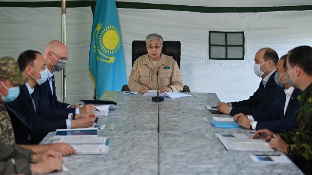 kazakistan-cumhurbaskani-tokayev-orman-yangini-bolgesinde-incelemelerde-bulundu