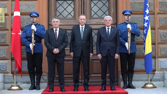 cumhurbaskani-erdogan-kimlik-kartlariyla-bosna-hersek-turkiye-arasindaki-gidis