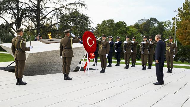 cumhurbaskani-erdogan-vatan-anitina-celenk-birakti