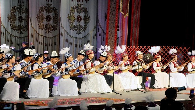 kirgizistanda-komuz-gunu-kutlandi