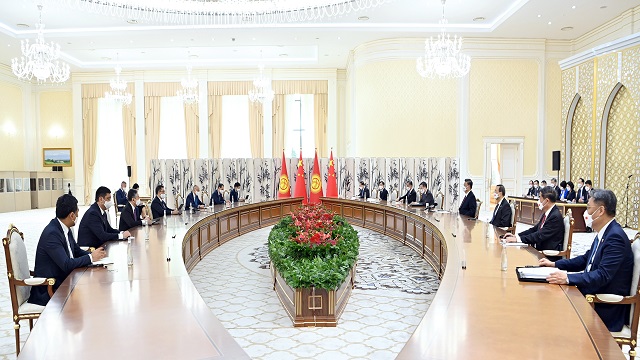 cin-ve-kirgizistan-liderleri-sanghay-isbirligi-orgutu-zirvesinde-gorustu